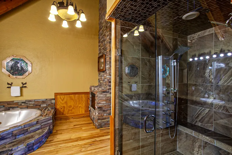 Full bathroom 1 at Majestica Lodge in Sevierville — photo 2