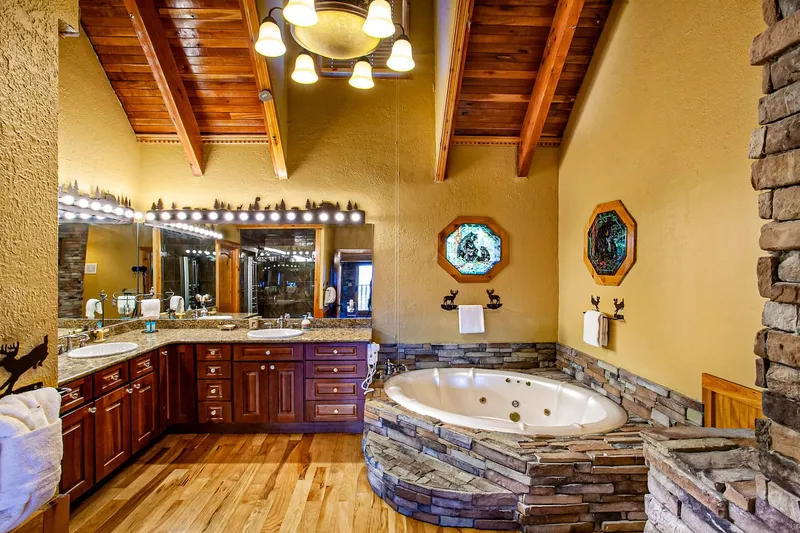 Full bathroom 1 at Majestica Lodge in Sevierville — photo 1