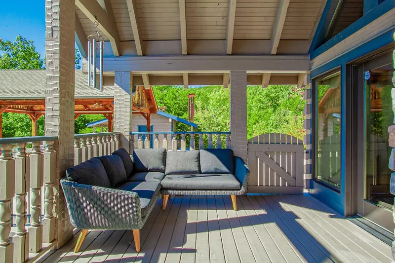 Porch at Majestica Lodge in Sevierville — photo 1