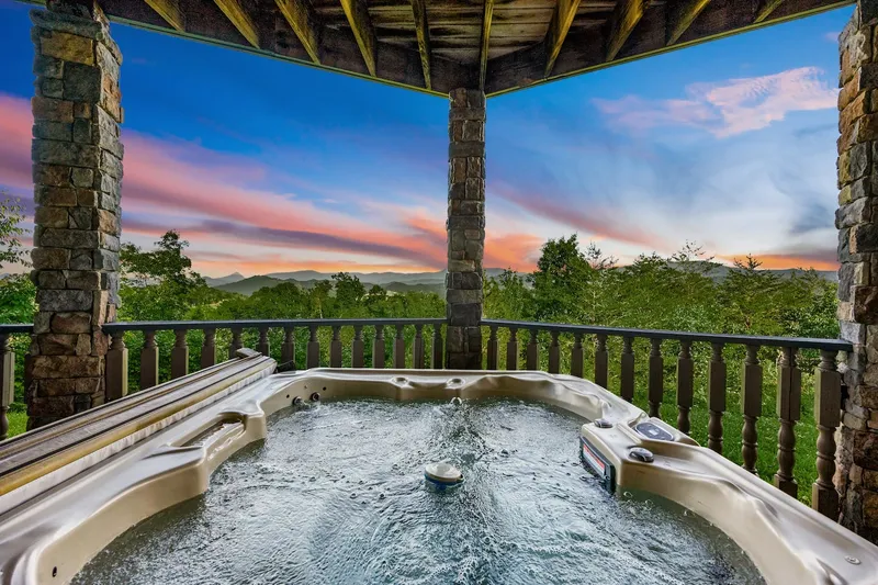 Hot tub at Majestica Lodge in Sevierville — photo 1