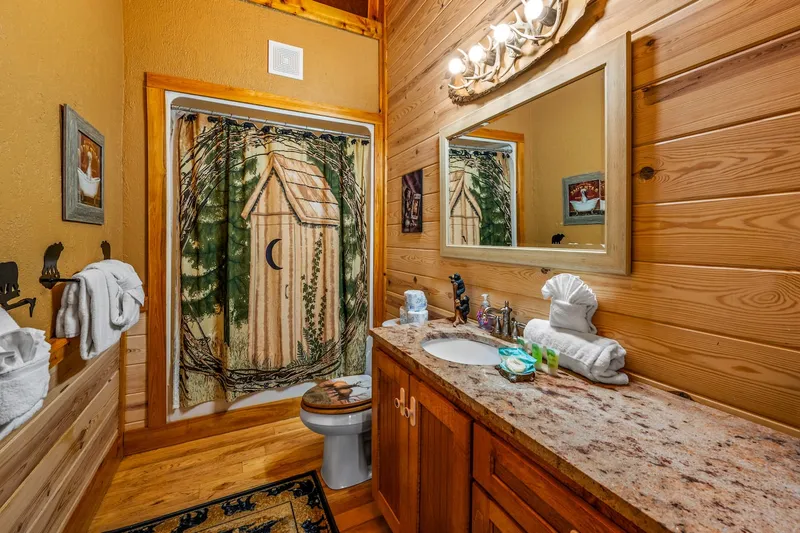 Full bathroom 3 at Majestica Lodge in Sevierville — photo 1