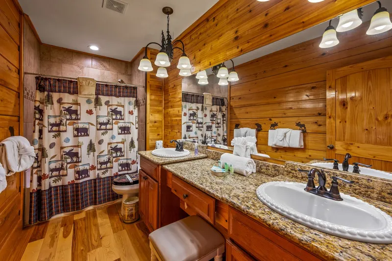 Full bathroom 4 at Majestica Lodge in Sevierville — photo 1