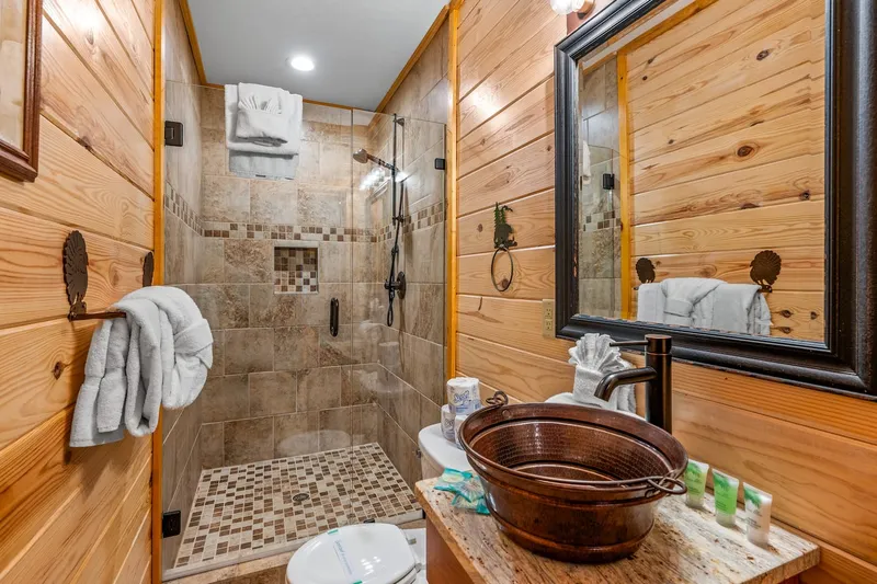 Full bathroom 2 at Majestica Lodge in Sevierville — photo 1