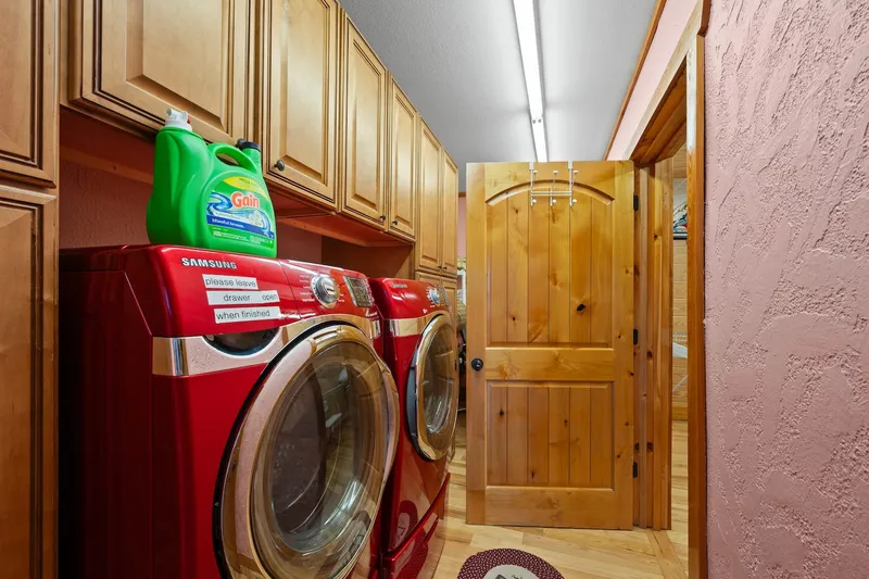 Laundry area at Majestica Lodge in Sevierville — photo 1