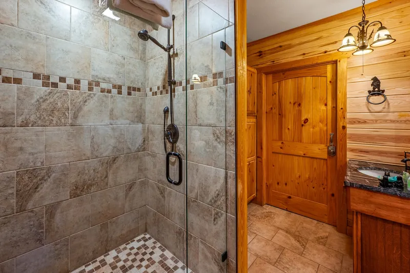 Full bathroom 2 at Majestica Lodge in Sevierville — photo 2
