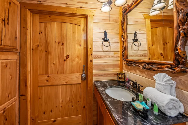 Full bathroom 6 at Majestica Lodge in Sevierville — photo 1