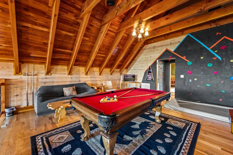 Game room 1 at Majestica Lodge in Sevierville — photo 3