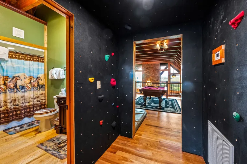 Game room 1 at Majestica Lodge in Sevierville — photo 4