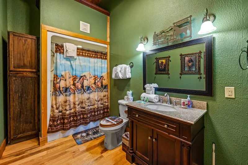 Full bathroom 5 at Majestica Lodge in Sevierville — photo 1