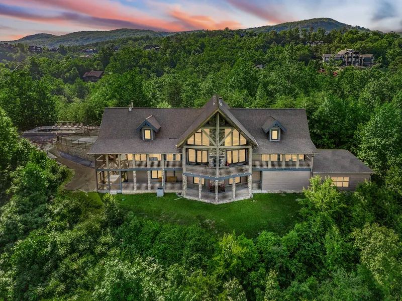 Exterior at Majestica Lodge in Sevierville — photo 2