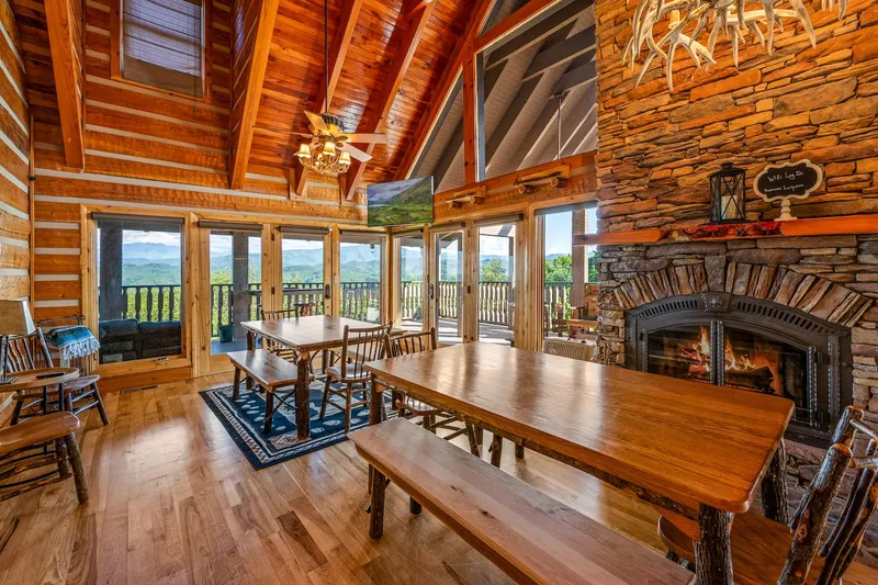 Dining area at Majestica Lodge in Sevierville — photo 3