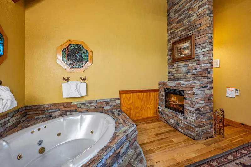 Full bathroom 1 at Majestica Lodge in Sevierville — photo 3