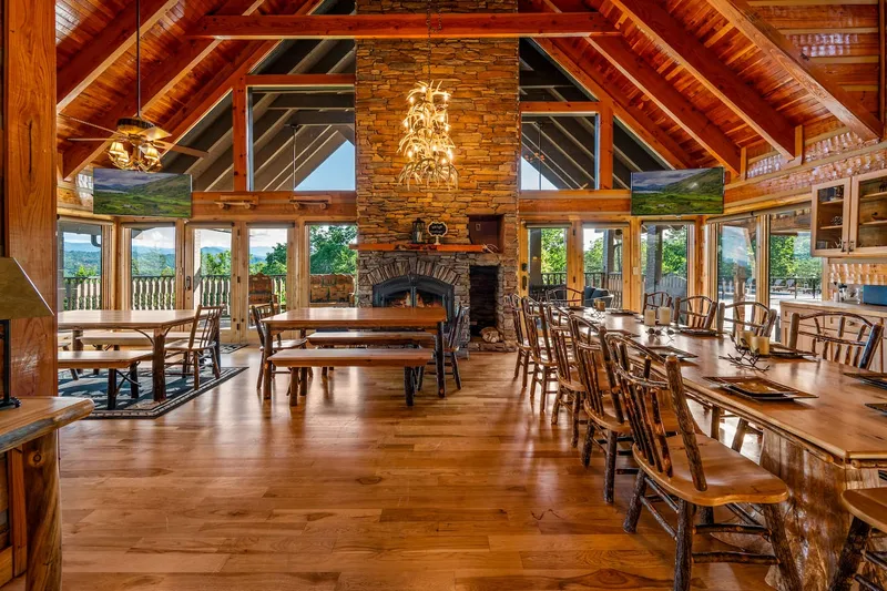 Dining area at Majestica Lodge in Sevierville — photo 2