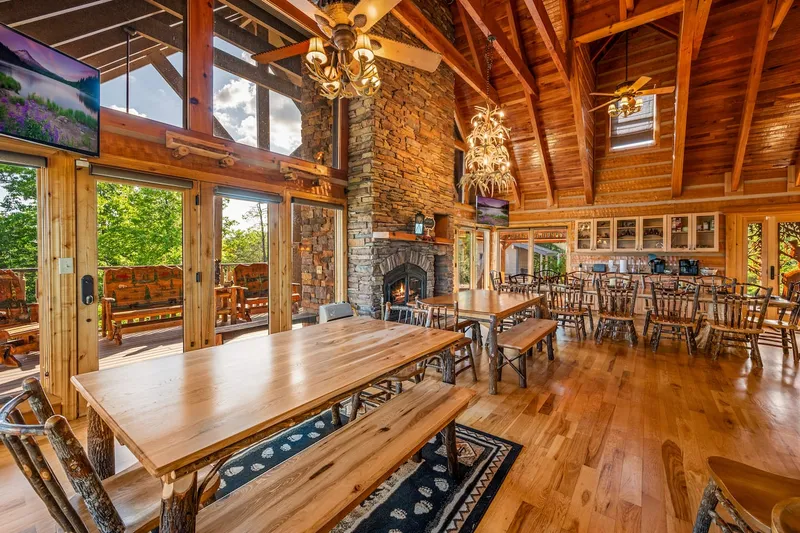 Dining area at Majestica Lodge in Sevierville — photo 1