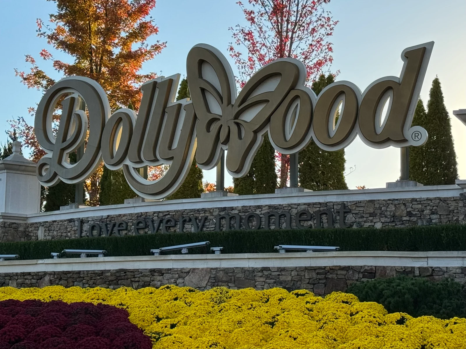 The main sign at Dollywood